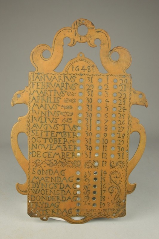 Kalenderblad met op plat een eeuwigdurende kalender